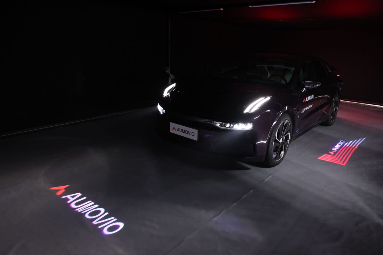 OumoWei und Yintang Intelligent Control erschließen gemeinsam intelligente Nahfeld-Projektionslösungen für Fahrzeuge