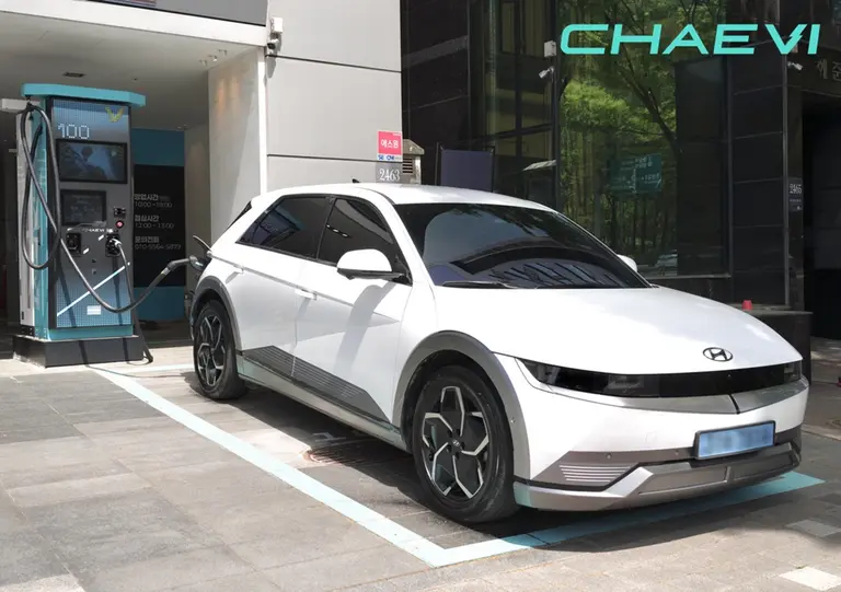 Ein Ioniq 5 Fahrzeug lädt mit PnC an einer CHAEVI-Ladestation