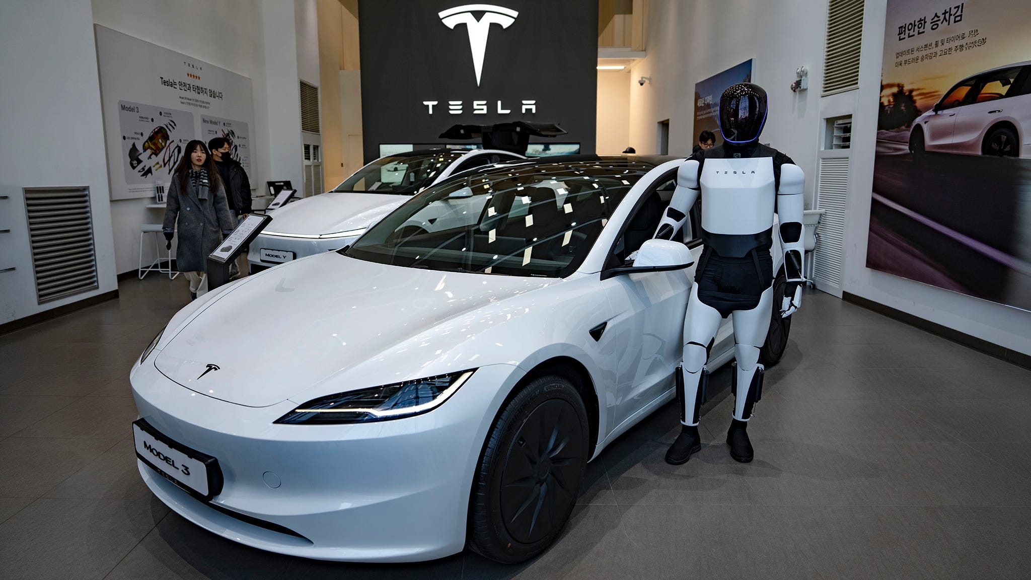 Tesla Korea präsentiert erschwingliches Model 3 Standard RWD im Seoul Showroom