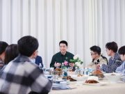 Li Xiang, der über KI spricht – hinter ihm eine Kluft?
