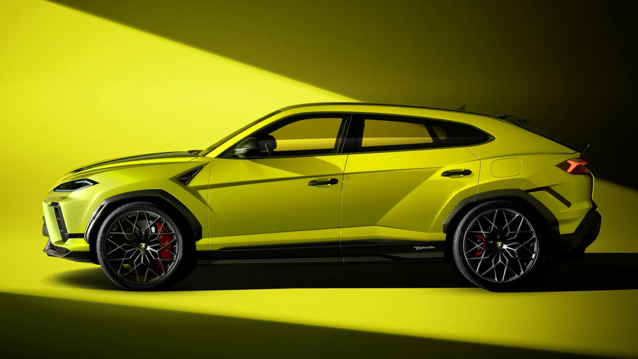 Lamborghini urus Performante side