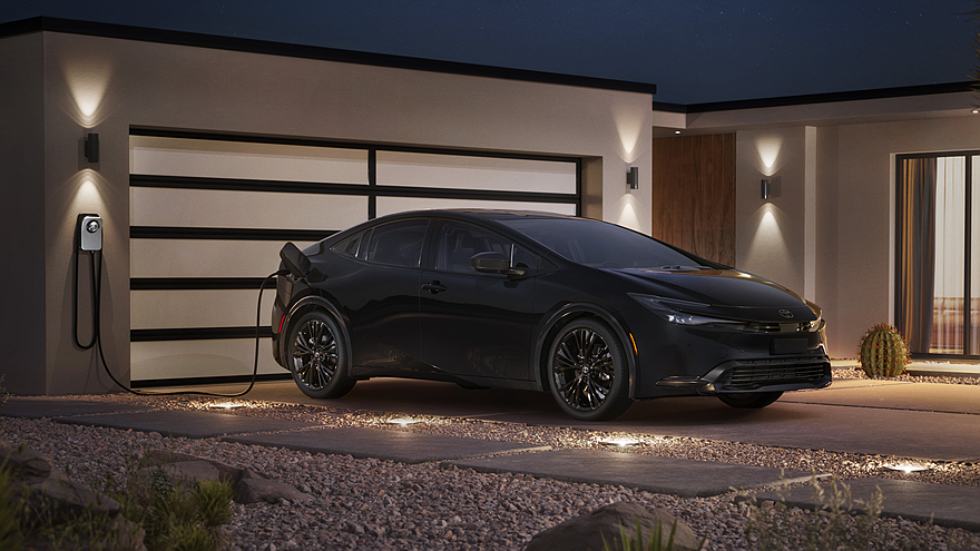 На фото: Toyota Prius Plug-in Hybrid