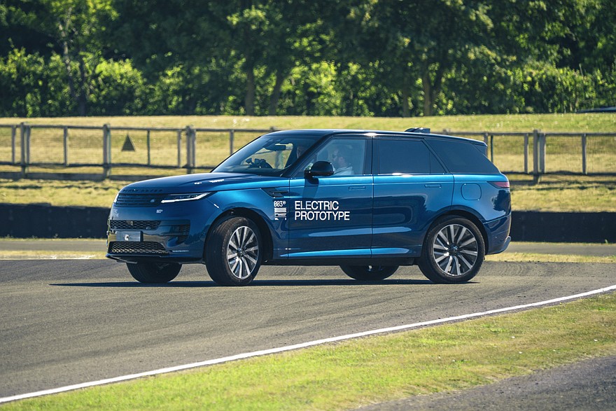 На фото: прототип Range Rover Sport Electric