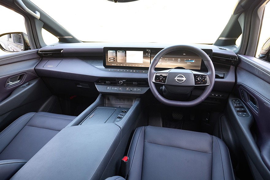 На фото: салон Nissan Elgrand четвёртого поколения