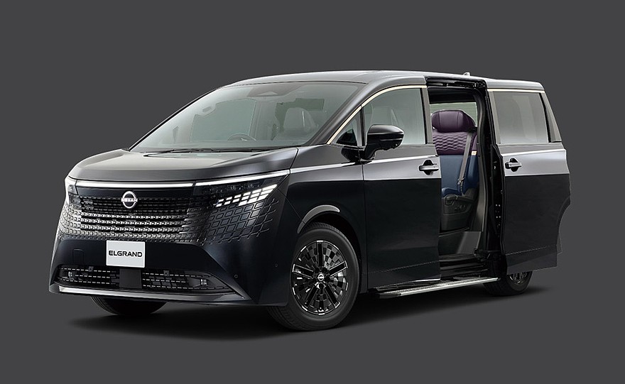 На фото: Nissan Elgrand Step Type
