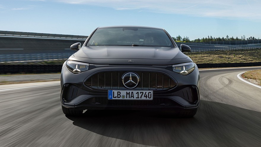 На фото: новый седан Mercedes-AMG CLA 45 4Matic+