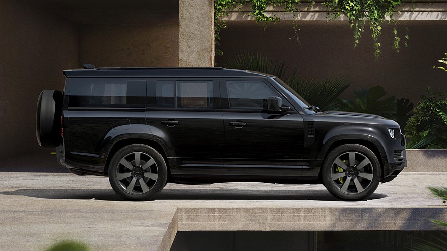 На фото: Land Rover Defender Vertex 130