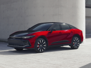 Toyota hat die Crossover-Limousine Crown aufgefrischt: anderes Heck und überarbeiteter Hybridantrieb