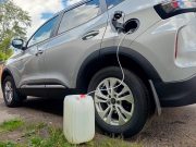 Wie man richtig Benzin aus dem Tank eines modernen Autos ablässt