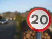 20-mph-Geschwindigkeitsbegrenzungen für England werden diskutiert